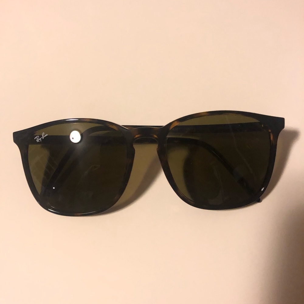 Brand NEW Ray-ban Tortoise frame and brown lenses.
